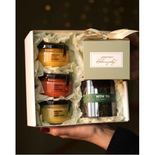 Новорічний подарунок. Чайно-медовий бокс зі свічкою Новорічний подарунок. Чайно-медовий бокс зі свічкою